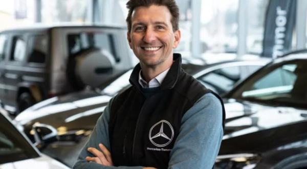 Andreas Temmer steht mit verschränkten Händen vor Mercedes Gebrauchtwagen in Leibnitz und lächelt in die Kamera