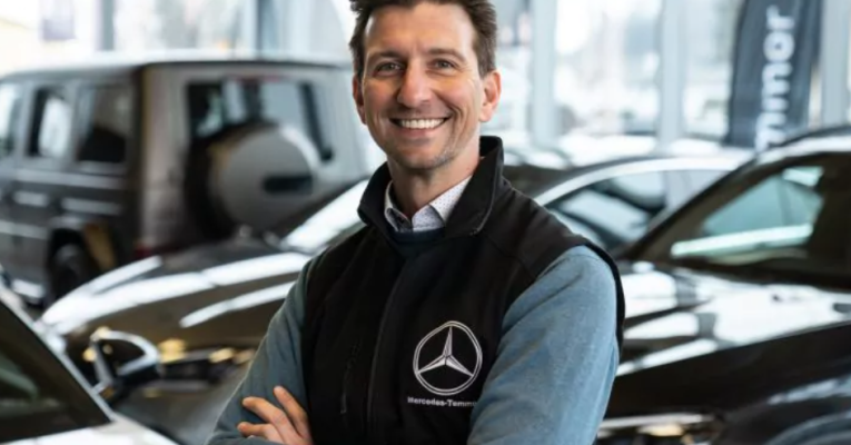 Andreas Temmer steht mit verschränkten Händen vor Mercedes Gebrauchtwagen in Leibnitz und lächelt in die Kamera