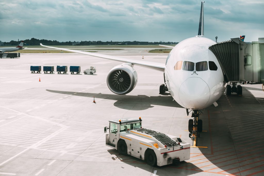 Passagierflugzeug bei Boarding-Prozess an einem Flughafen