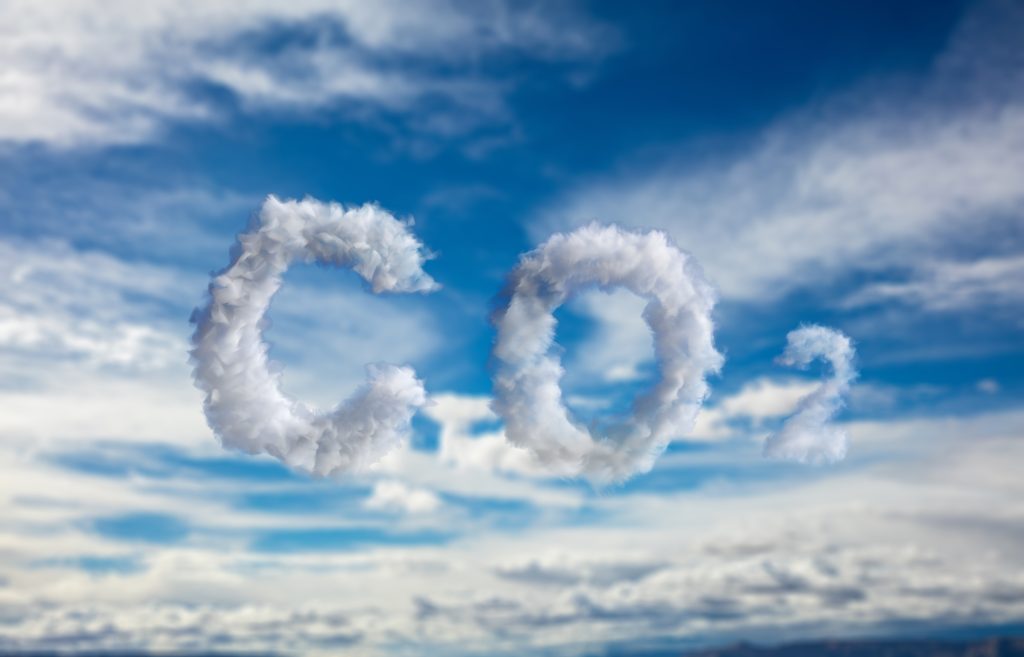CO2-Verschmutzungszeichen. Emissions-Smog-Wolkensymbol auf blauem Hintergrund des bewölkten Himmels. 