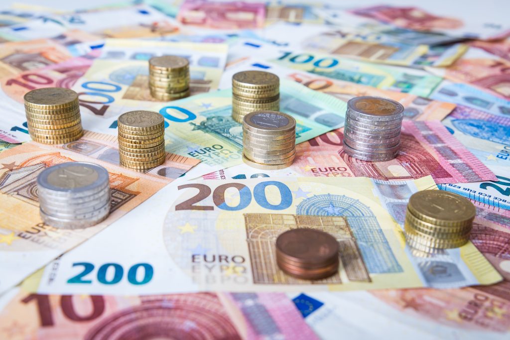 200 Euro-Schein mit anderen Eurogeldscheinen und Euro-Münzen