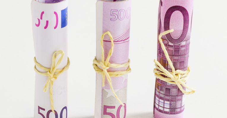 Drei eingerollte 500-Euro-Scheine