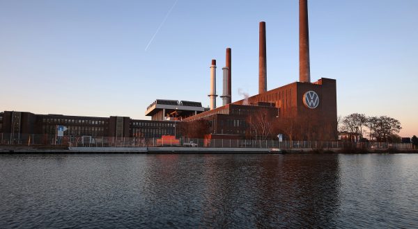 Außenaufnahme vom VW-Werk in Wolfsburg in Deutschland bei Abendstimmung