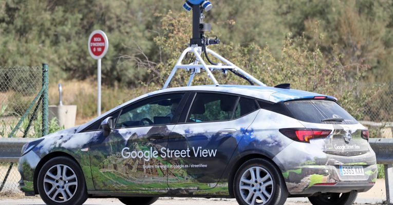 Google Street View-PKW mit installierten Kameras auf dem Dach fährt auf Straße