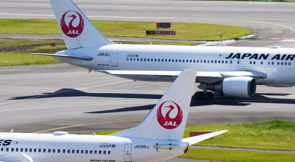 Zwei Flugzeuge der Japan Airlines auf einem Flughafen