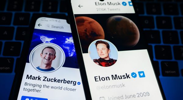 Zwei Handy, die die Profile von Musk und Zuckerberg zeigen