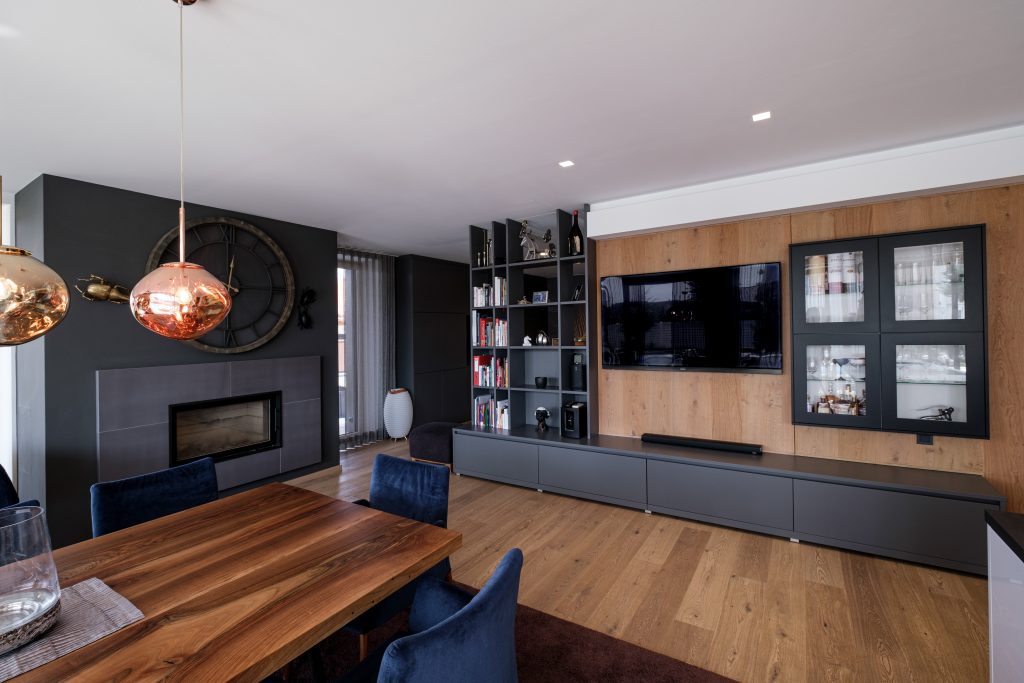 Ansicht von Ess- und Wohnbereich in schwarz und Holz von Neubauer Küchen