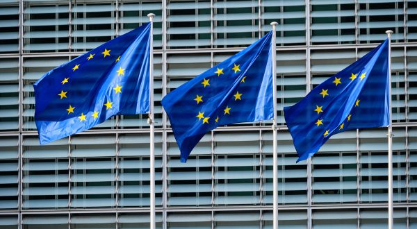 EU-Flaggen vor der Europäischen Kommission