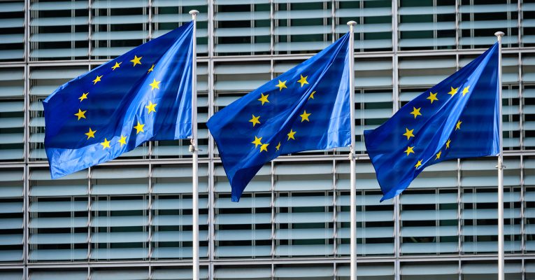 EU-Flaggen vor der Europäischen Kommission