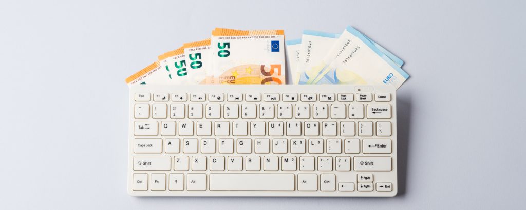 Tastatur hinter der viele 50-Euro-Scheine und 20-Euro-Scheine eingeklemmt sind