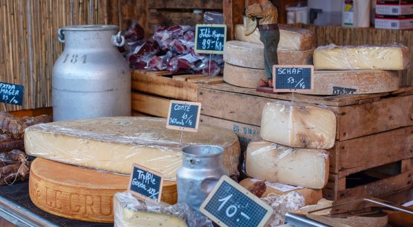 Auslage mit unterschiedlichsten Käsesorten aus der Schweiz
