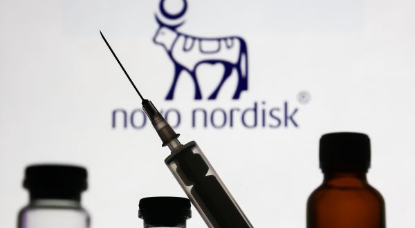 Logo von Novo Nordisk und drei Flaschen sowie eine Spritze davor