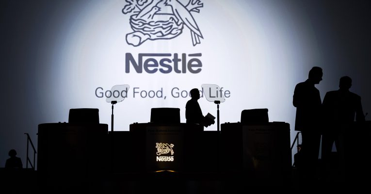 Logo von Nestle bei einer Veranstaltung
