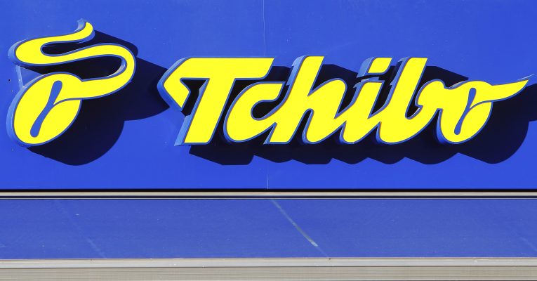 gelbes Logo von Tchibo auf blauem Hintergrund