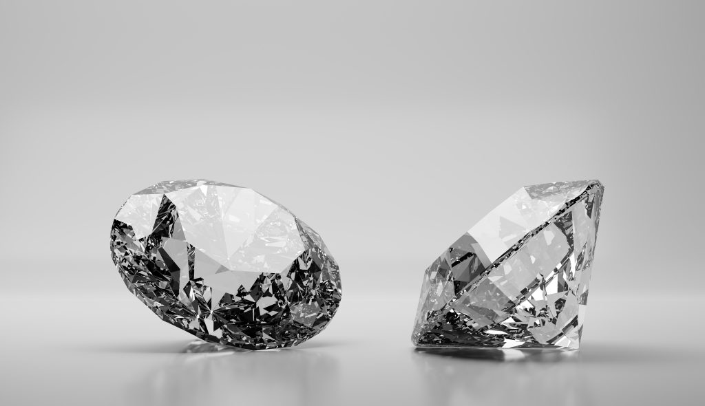 Zwei Diamanten liegen nebeneinander