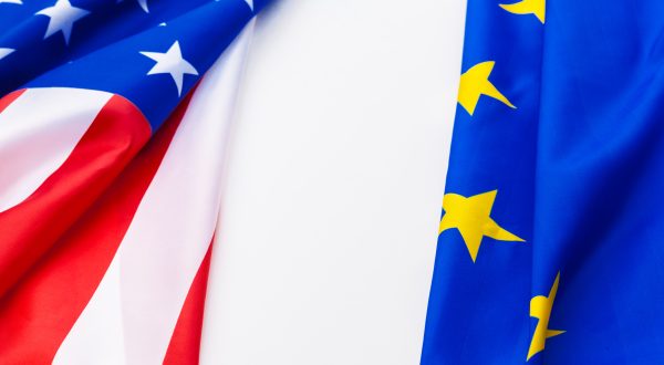 Amerikanische und europäische Flagge
