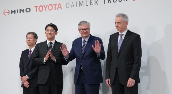 Martin Daum als Vorstand der Daimler Truck AG steht mit drei weiteren männlichen Personen zusammen. Dahinter die Logos von Hino Toyota und Fuso von Daimler Truck