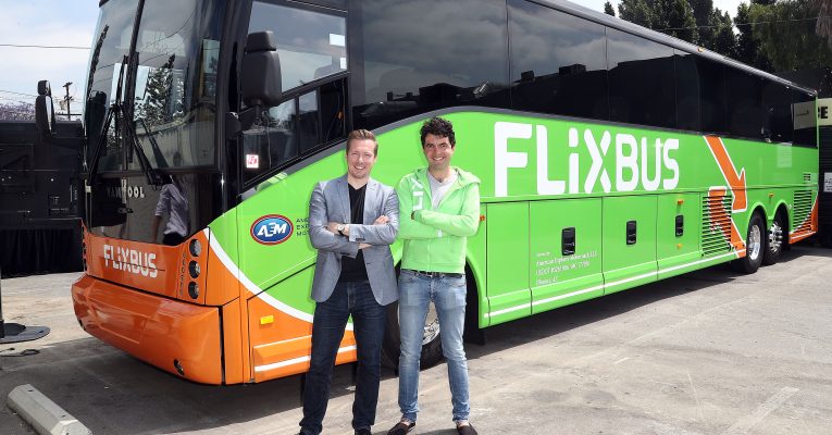 Flixbus in grün orange. Dafür stehen zwei Männer