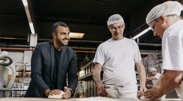 Eyüp Aramaz mit Chef einer Bäckerei und Mitarbeiter