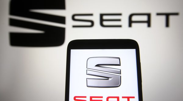 Logo von SEAT im Hintergrund auf auf einem Handy