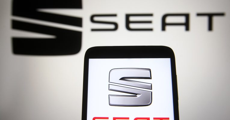 Logo von SEAT im Hintergrund auf auf einem Handy