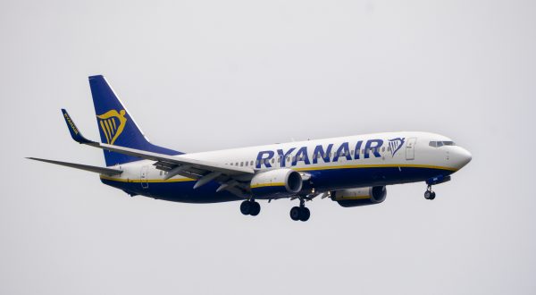 Flugzeug in weiß und blau von Ryanair mit Aufschrift