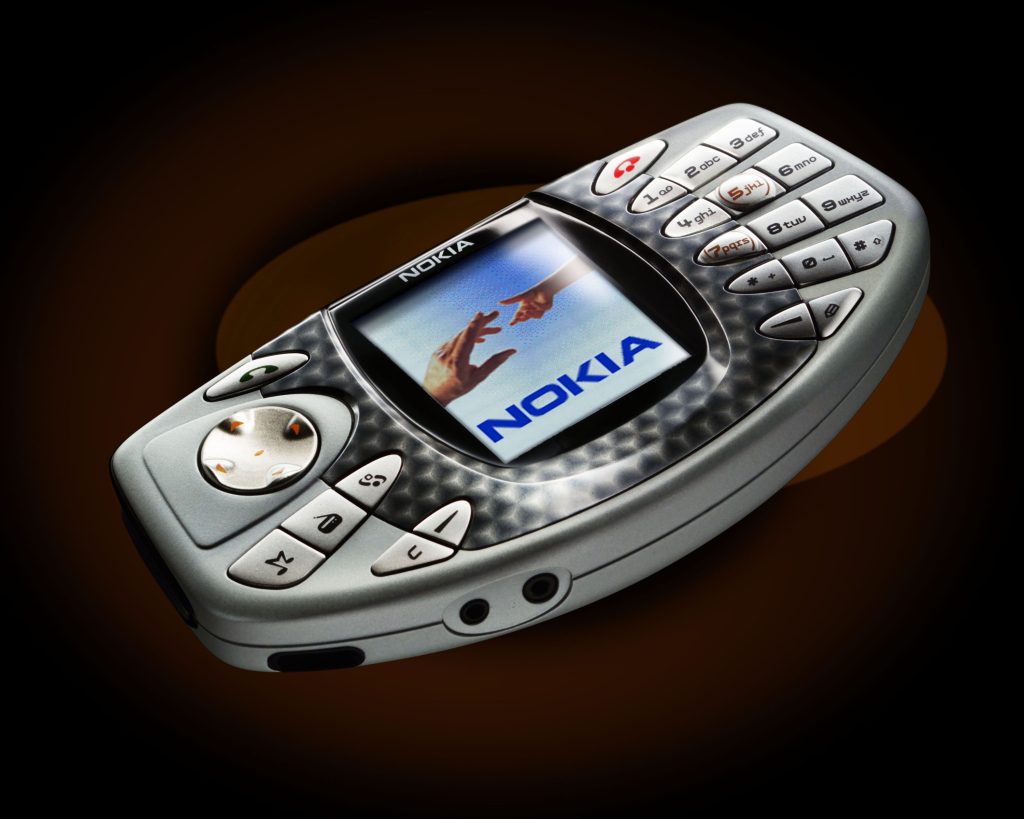 Handy von Nokia mit NOKIA Logo auf dem Display und zwei Händen dazu 