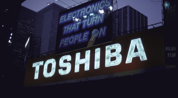 Logo von Toshiba auf einem Gebäude bei Nacht