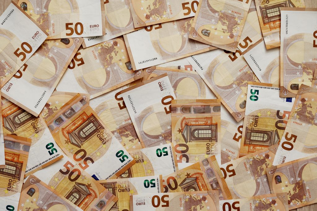 sehr viele 50-Euro-Scheinen liegen durcheinander auf einer Unterlage