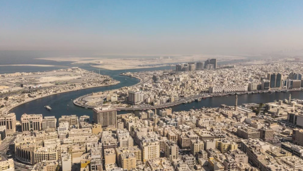 Blick von oben auf die Stadt Dubai 