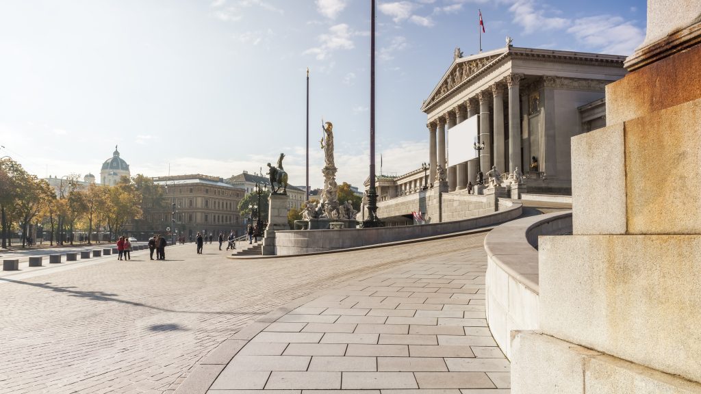 Parlamentsgebäude in Wien von seitlich aufgenommen. 