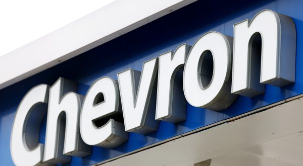 Logo von Chevron in weißem Schriftzug auf blauem Hintergrund