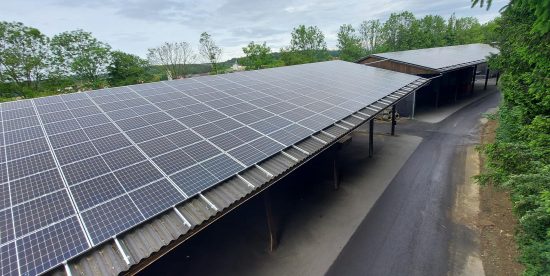 Photovoltaikanlage von oben fotografiert
