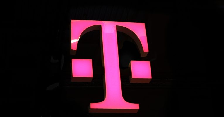 schwarzer Hintergrund davor in Pink ein T und zwei Punkte rechts und links, die für die Deutsche Telekom stehen