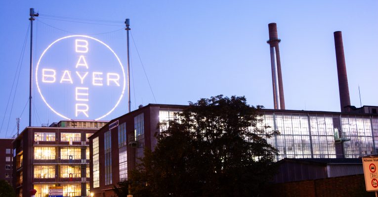 Bayer Fabrik in Leverkusen bei Nacht
