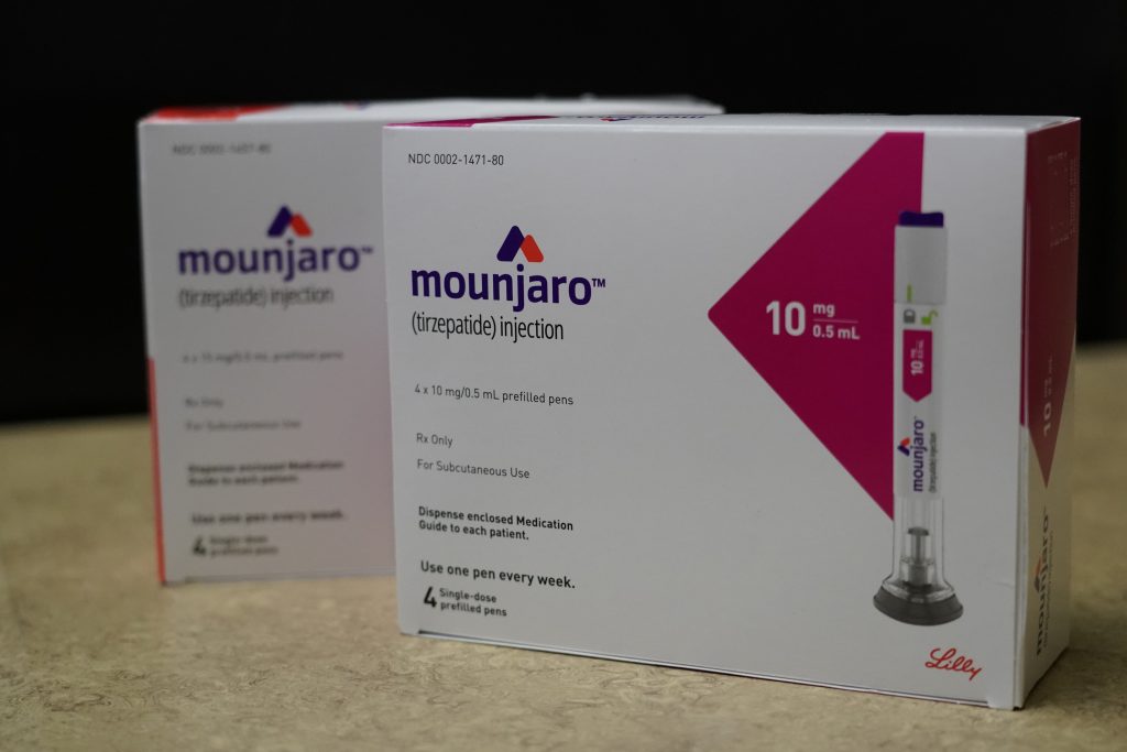 Tablettenschachtel von mounjaro und eine zweite Packung dahinter