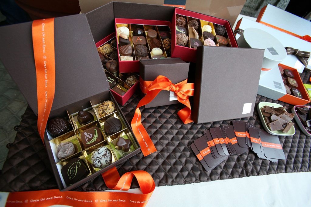 Verschiedene Schokoladeboxen von Hotel Chocolat die geöffnet auf einem Tisch stehen