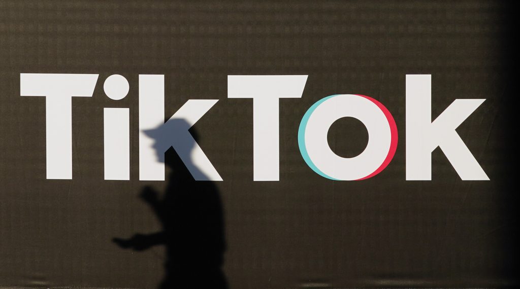 Logo von TikTok auf schwarzem Hintergrund