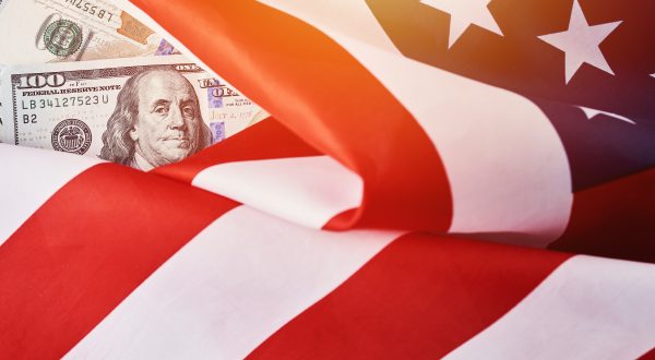 Nationalflagge der USA und Dollarnoten