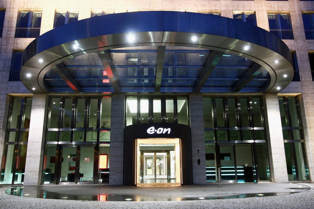 Eingang zur Firmenzentrale von E.ON in prunkvollem Beton- und Glasstil