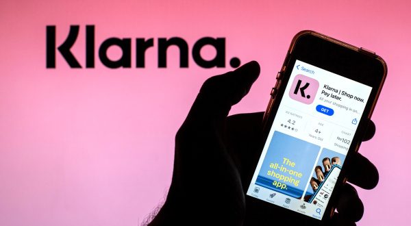 Person hält Handy mit Klara-App in der Hand