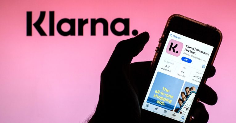 Person hält Handy mit Klara-App in der Hand
