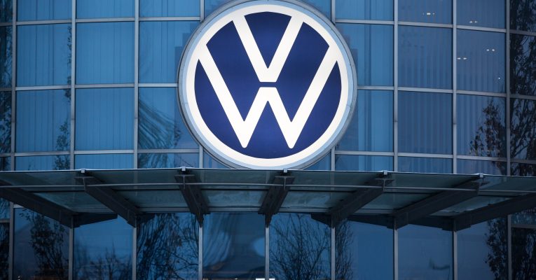 Logo von VW auf einem Firmengebäude