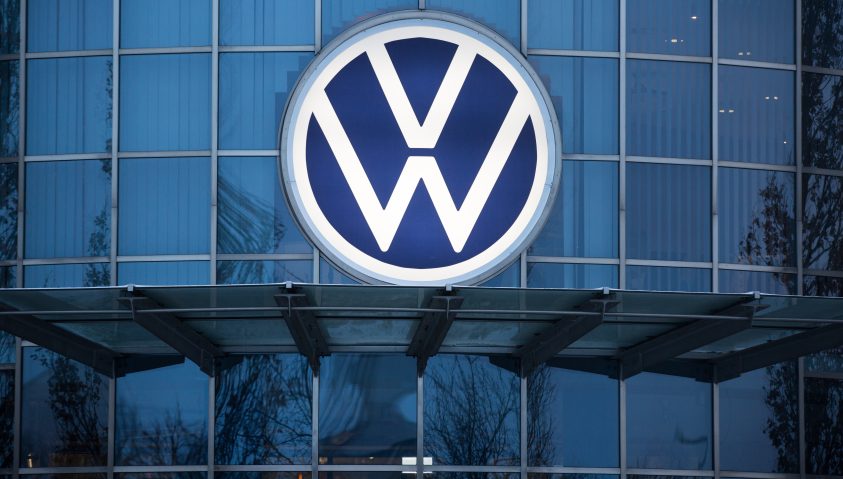 Logo von VW auf einem Firmengebäude