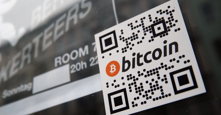 bitcoin auf einem Sticker auf einem Fenster geklebt