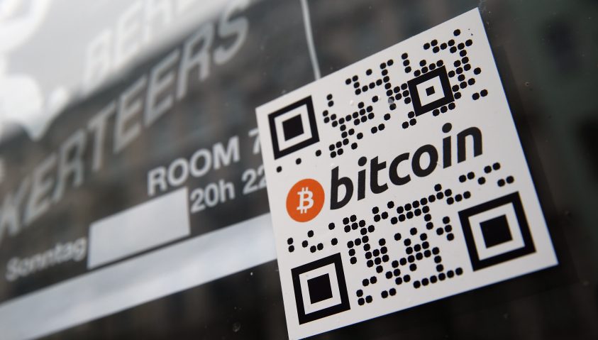 bitcoin auf einem Sticker auf einem Fenster geklebt