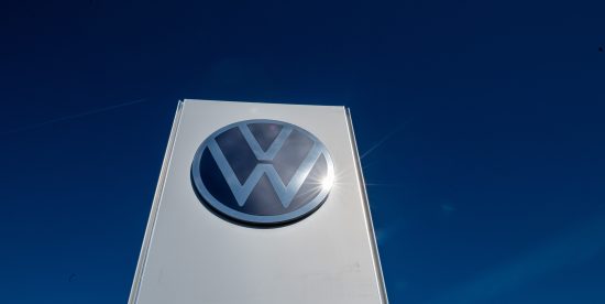 Logo von VW auf einer Säule