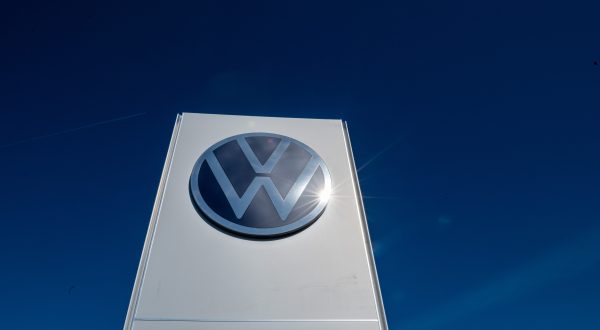 Logo von VW auf einer Säule