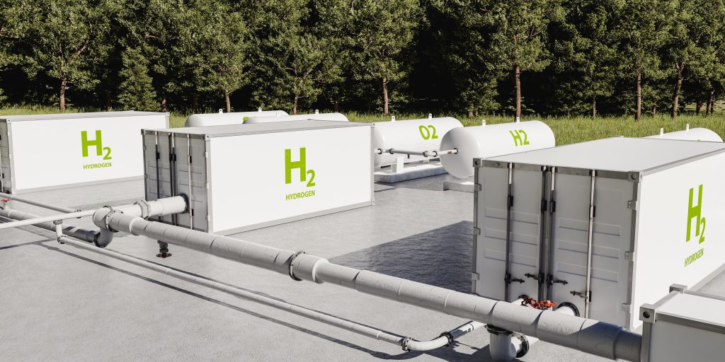 Blick auf eine H2 Wassterstoff-Speicher-Anlage mit verschiedenen Tanks und Rohren