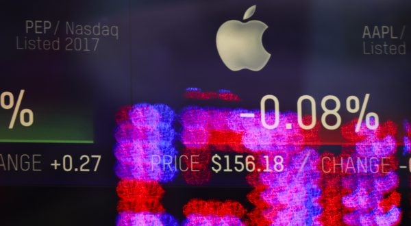 Logo von Apple vor roten und pinken Aktienkursen